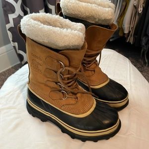 Like new Sorel Caribou lined boots